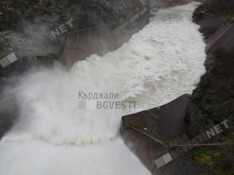 Отвориха преливниците на яз."Кърджали"