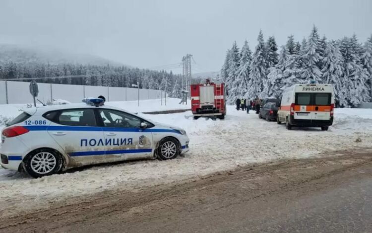 Мястото на трагедията продължава да е отцепено на повече от километър