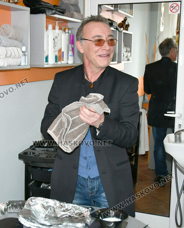 Известен фризьор от Франция заработи в Хасково, дошъл заради любимата си 