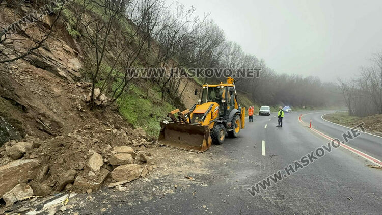 Поройните дъждове предизвикаха срутване на камъни на пътя Хасково-Харманли