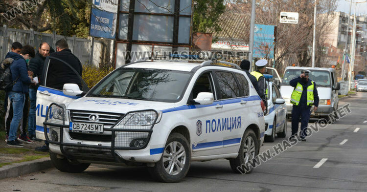 74-годишен водач удари полицай с кола при опит за бягство