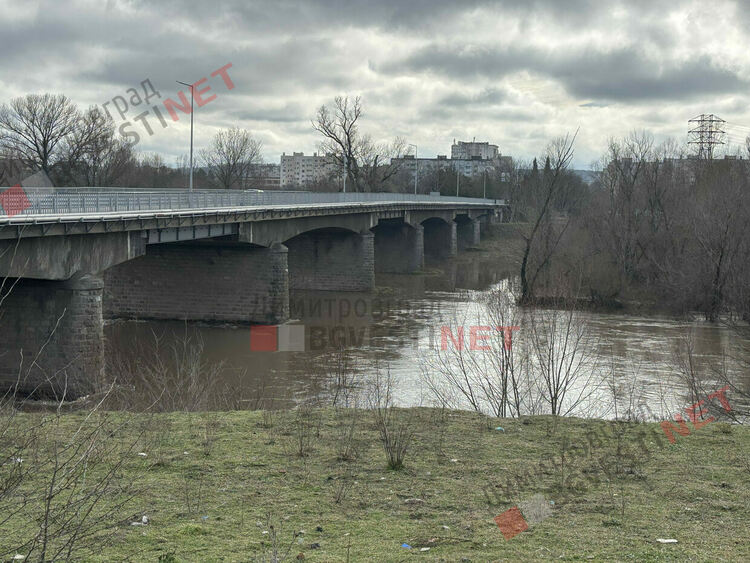Барбекю зоната в парк &bdquo;Марица&ldquo; е залята от водите на реката