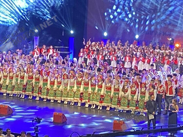 Учениците на СУ &bdquo;Владимир Димитров &ndash; Майстора&ldquo; с впечатляващо участие в Националния спектакъл &bdquo;Архипелаг от таланти&ldquo;