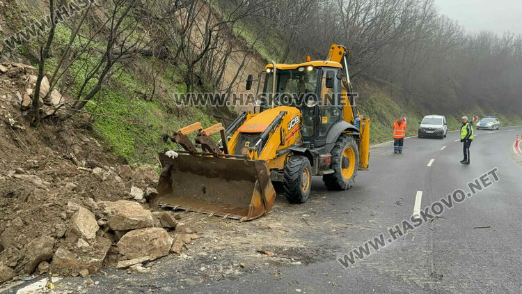 Поройните дъждове предизвикаха срутване на камъни на пътя Хасково-Харманли