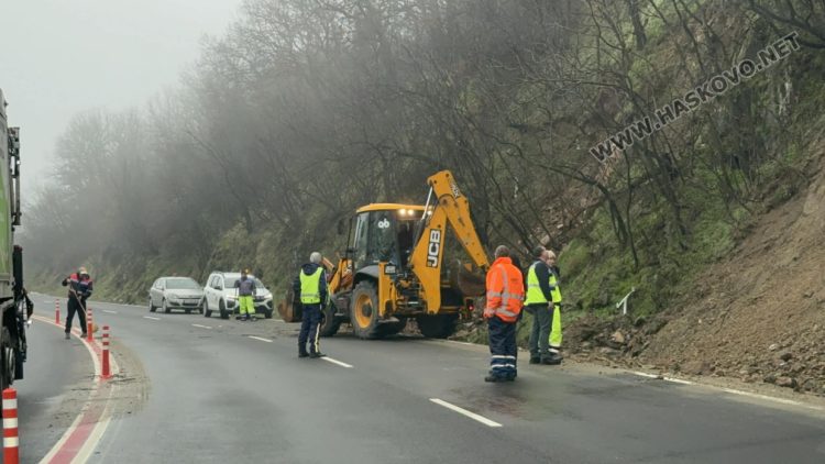 Поройните дъждове предизвикаха срутване на камъни на пътя Хасково-Харманли