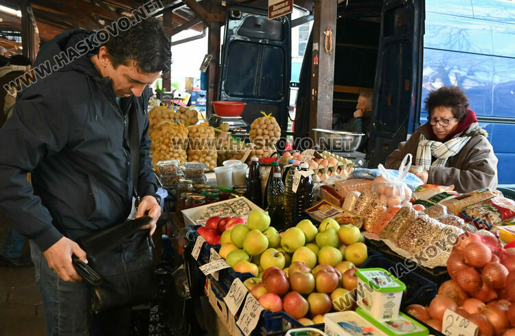 Търговците на Зеленчуковия пазар преодоляха страха от еврото и се завърнаха 
