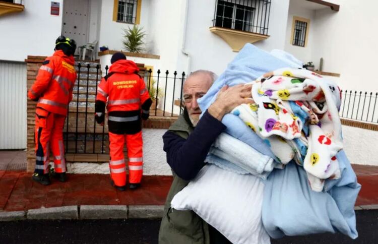 Нови опасности за Испания и Португалия, след като бурятa уби двама души 