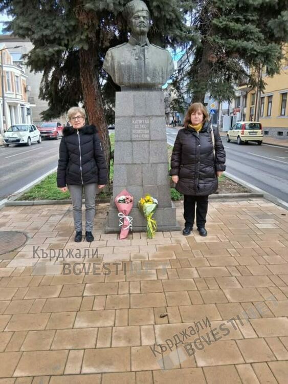 Днес отбелязваме 126 години от кончината на кап.Петко Войвода,тракийци с цветя пред паметника му в Кърджали.