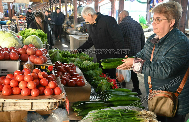 Търговците на Зеленчуковия пазар преодоляха страха от еврото и се завърнаха 