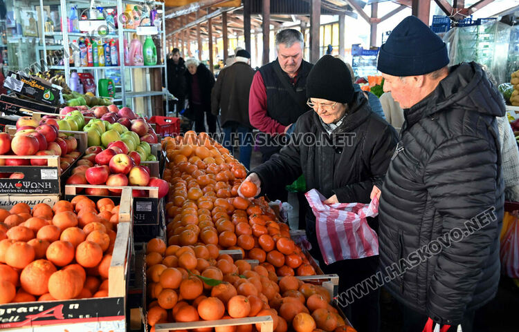 Търговците на Зеленчуковия пазар преодоляха страха от еврото и се завърнаха 