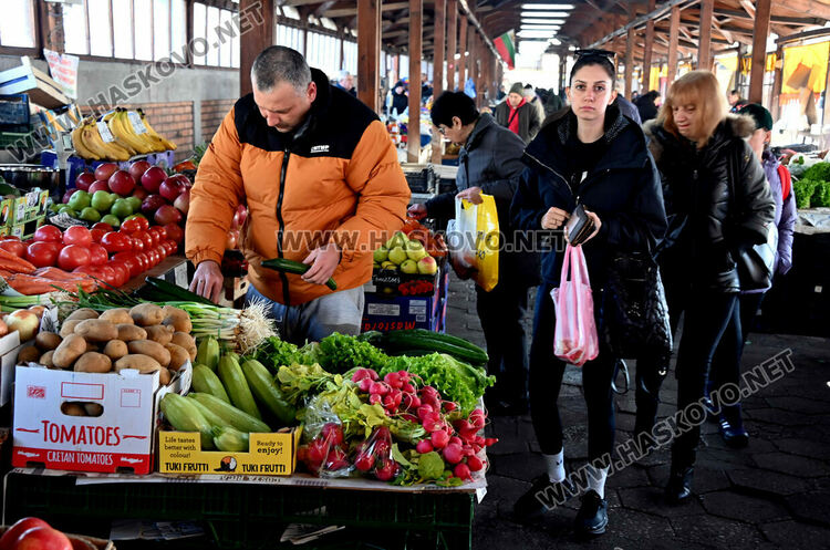 Търговците на Зеленчуковия пазар преодоляха страха от еврото и се завърнаха 