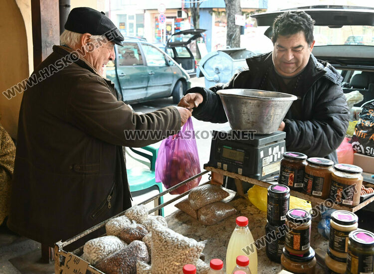 Търговците на Зеленчуковия пазар преодоляха страха от еврото и се завърнаха 