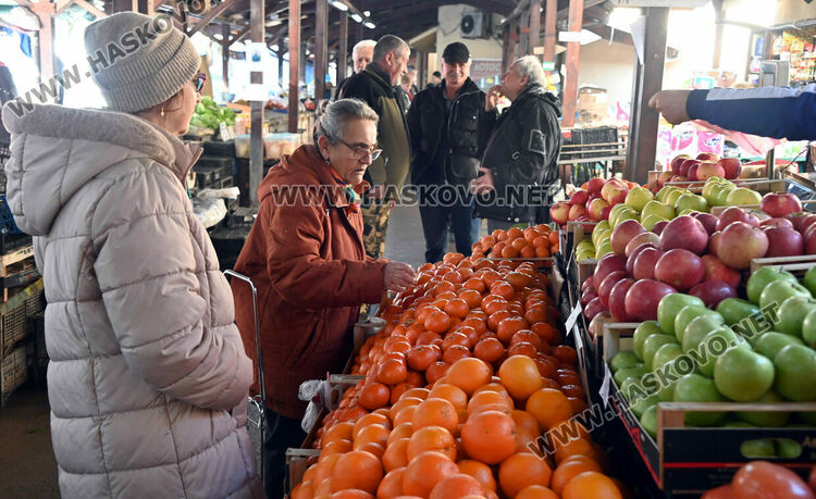 Търговците на Зеленчуковия пазар преодоляха страха от еврото и се завърнаха 