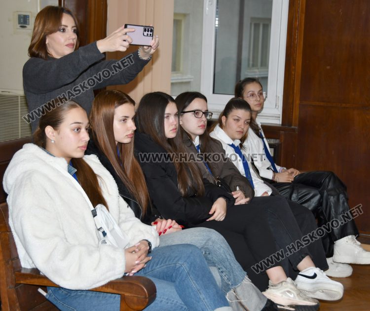 Ученици от ПГДС слушаха лекция в Съдебна палата-Хасково за разпределението на властите