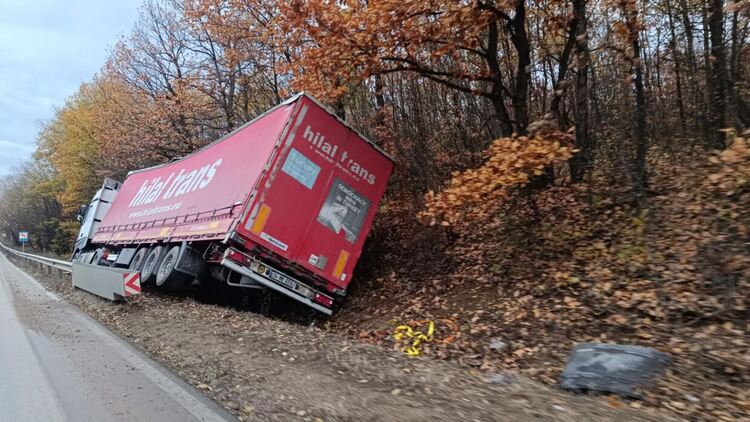 Турски шофьор на камион самокатастрофира на АМ &bdquo;Марица&ldquo;  