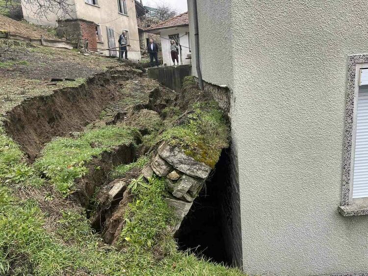 Две къщи в община Неделино са застрашени от струтване заради паднали подпорни стени