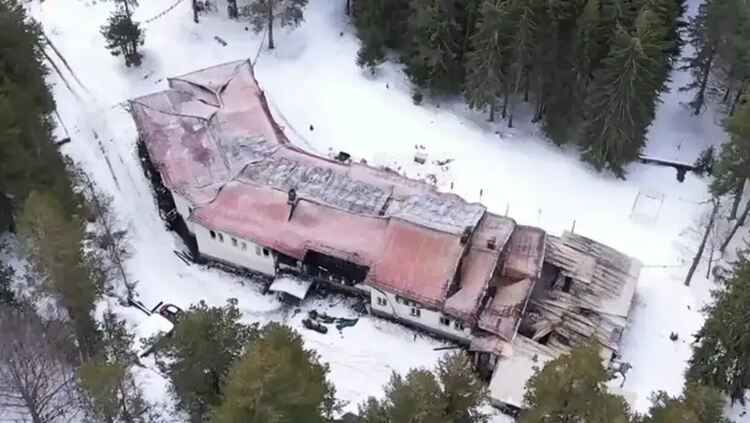  Вижте първи снимки от хижата на смъртта след убийствата и пожара