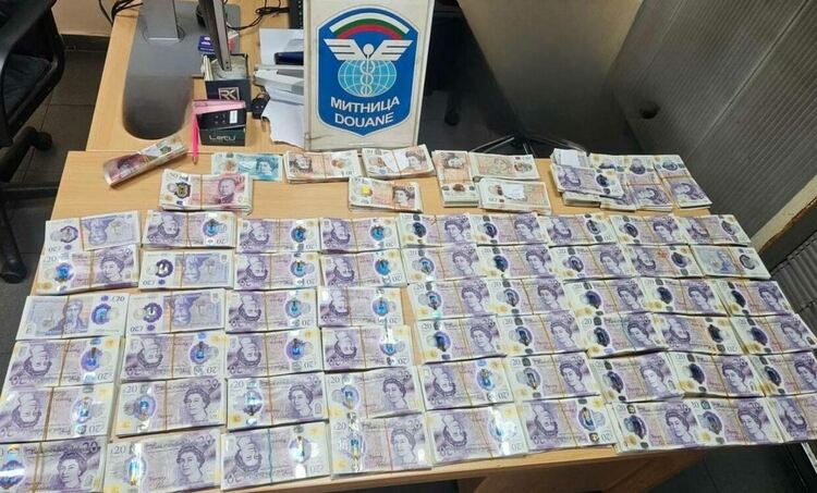 Откриха над 70 000 недекларирани британски лири в тир с цветя 