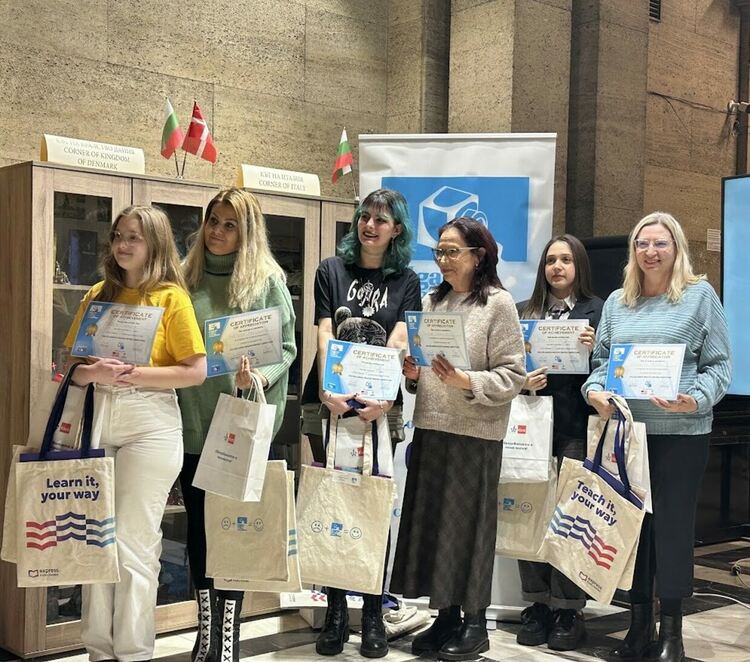 Ученичката от ЕГ-Хасково Еда Аптилятив спечели състезание по творческо писане на английски език