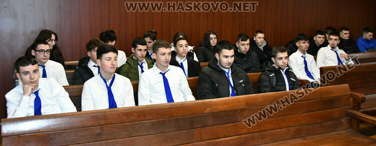 Ученици от ПГДС слушаха лекция в Съдебна палата-Хасково за разпределението на властите