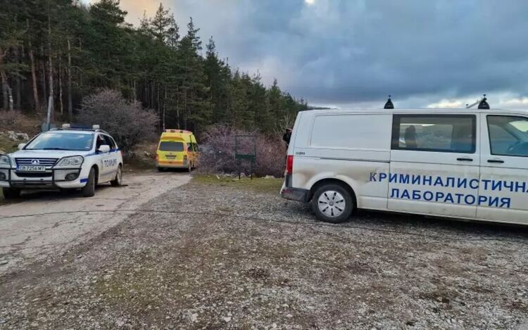 Открити са три тела и автомобил, които бяха обявени за издирване, свързани със случая &bdquo;Петрохан&ldquo;, съобщи снощи директорът на националната полиция Захари Васков. Той отказа да коментира версии, но беше категоричен, че се работи по абсолютно всяка.