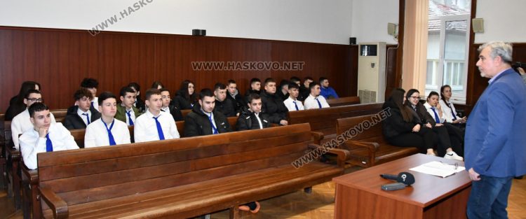 Ученици от ПГДС слушаха лекция в Съдебна палата-Хасково за разпределението на властите