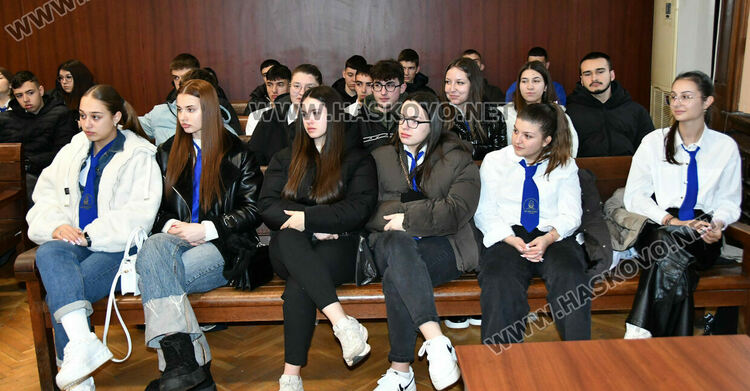 Ученици от ПГДС слушаха лекция в Съдебна палата-Хасково за разпределението на властите