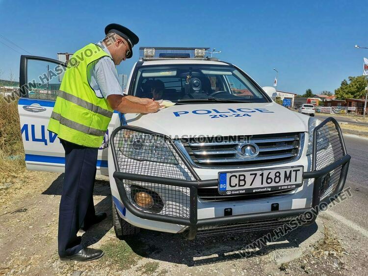 Задържаха мъж за кражба на регистрационни табели от автомобил в Хасково 