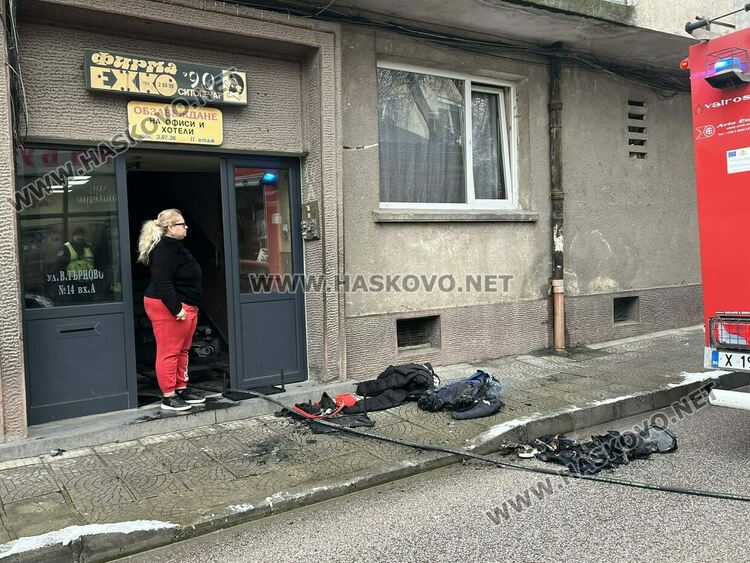 Дрехи пламнаха в апартамент в Хасково, възможно е огънят да е тръгнал от запалка