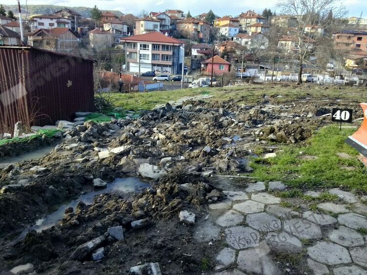 Кърджалийци газят кал в новия парцел в Гробищния парк,събират подписка срещу Общината