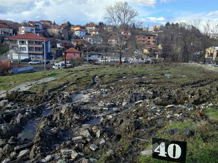 Кърджалийци газят кал в новия парцел в Гробищния парк,събират подписка срещу Общината