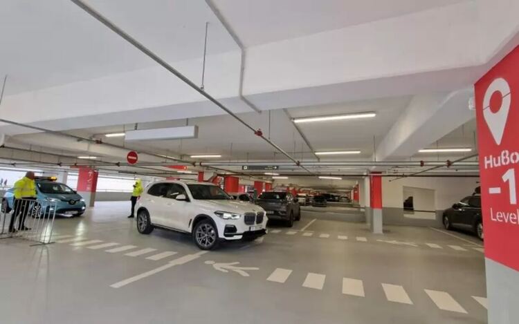 Ремонтираният паркинг вече разполага с 930 места, разпределени на 5 нива, едно от които е изцяло новосъздадено.