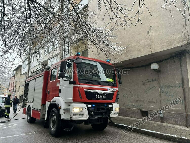 Дрехи пламнаха в апартамент в Хасково, възможно е огънят да е тръгнал от запалка