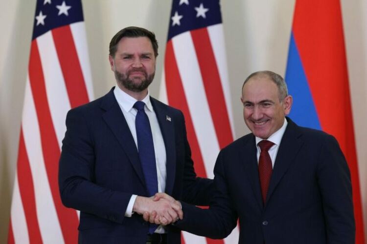 Вицепрезидентът на САЩ Джей Ди Ванс се ръкува с арменския премиер Никол Пашинян преди съвместната им пресконференция в Ереван. ЕПА/БГНЕС