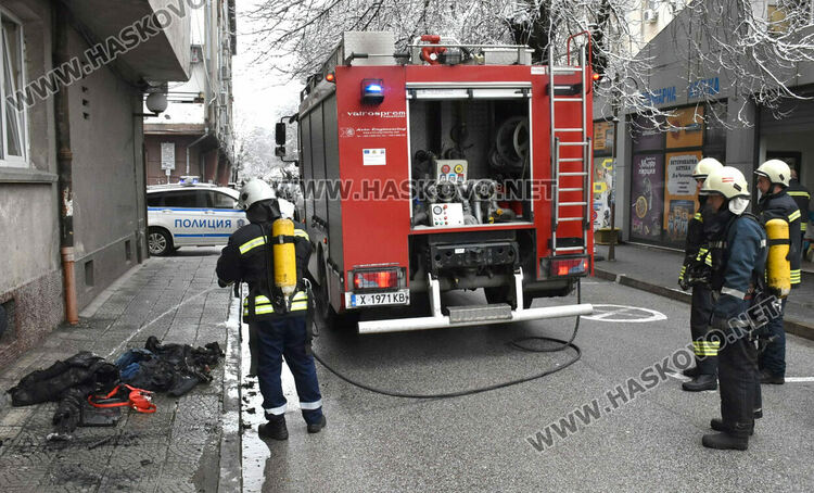 Дрехи пламнаха в апартамент в Хасково, възможно е огънят да е тръгнал от запалка
