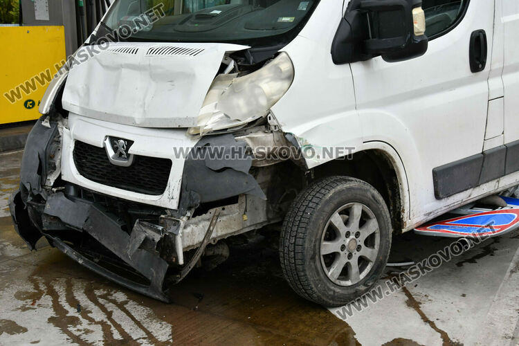 Бус влетя в бензиностанция в Хасково, помете пътни знаци и кола