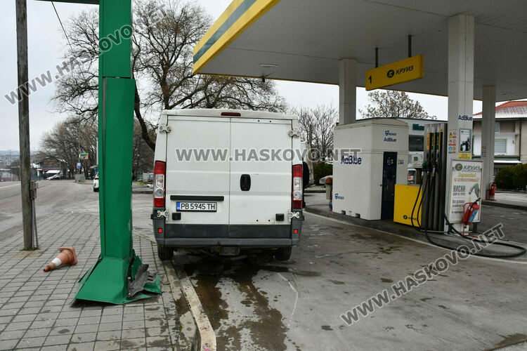 Бус влетя в бензиностанция в Хасково, помете пътни знаци и кола