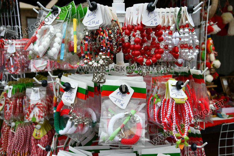 Носталгията по българската валута се пренесе в мартеничките