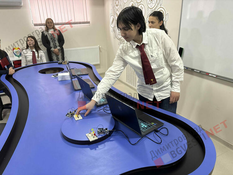 Нов STEM център откри врати в ПМГ &bdquo;Иван Вазов&ldquo;, но каква е ползата за учениците