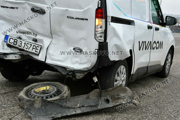 Бус влетя в бензиностанция в Хасково, помете пътни знаци и кола
