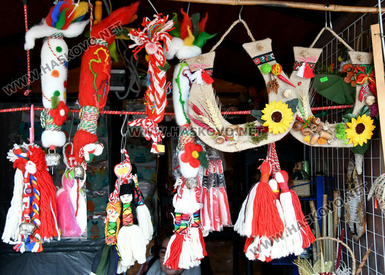 Носталгията по българската валута се пренесе в мартеничките