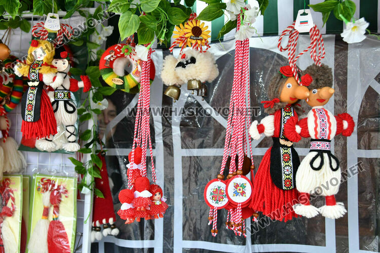 Носталгията по българската валута се пренесе в мартеничките