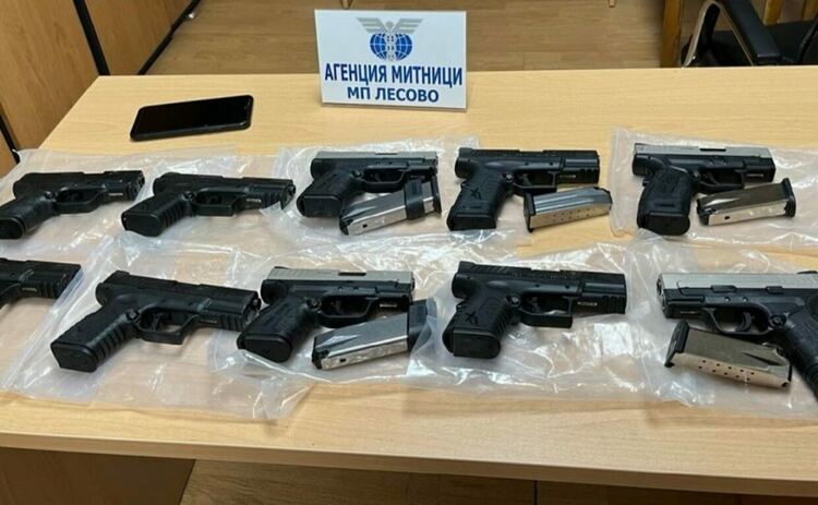 Откриха огнестрелни оръжия на части в тир с бяла техника