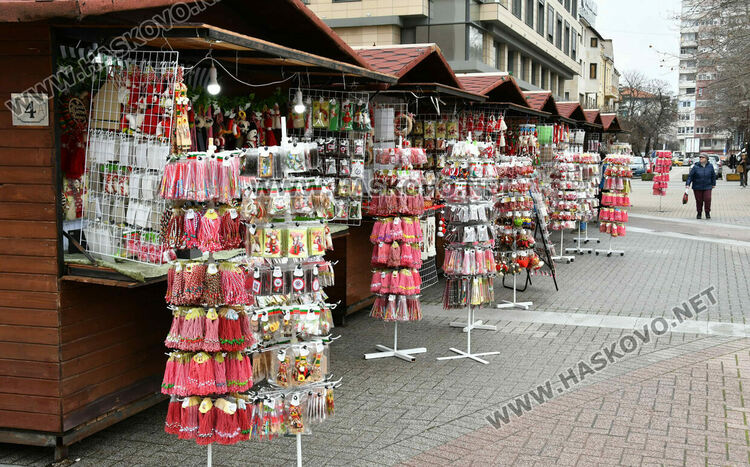 Носталгията по българската валута се пренесе в мартеничките