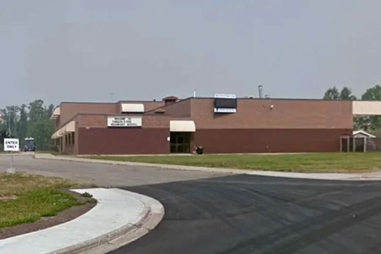 Десет убити при масова стрелба в гимназия в Канада