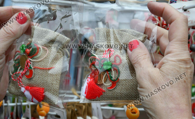 Носталгията по българската валута се пренесе в мартеничките