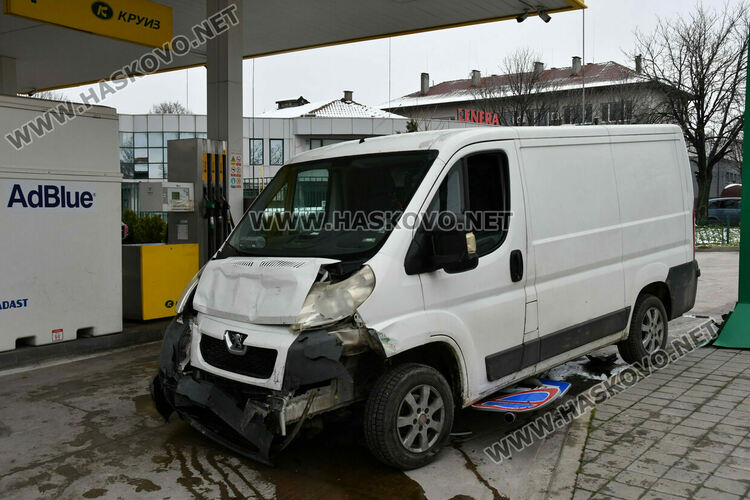 Бус влетя в бензиностанция в Хасково, помете пътни знаци и кола