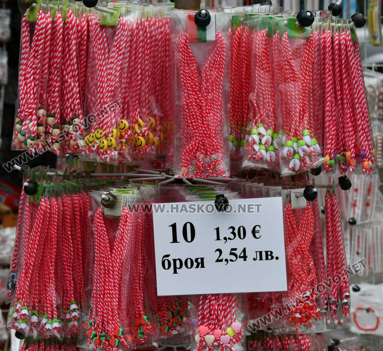 Носталгията по българската валута се пренесе в мартеничките