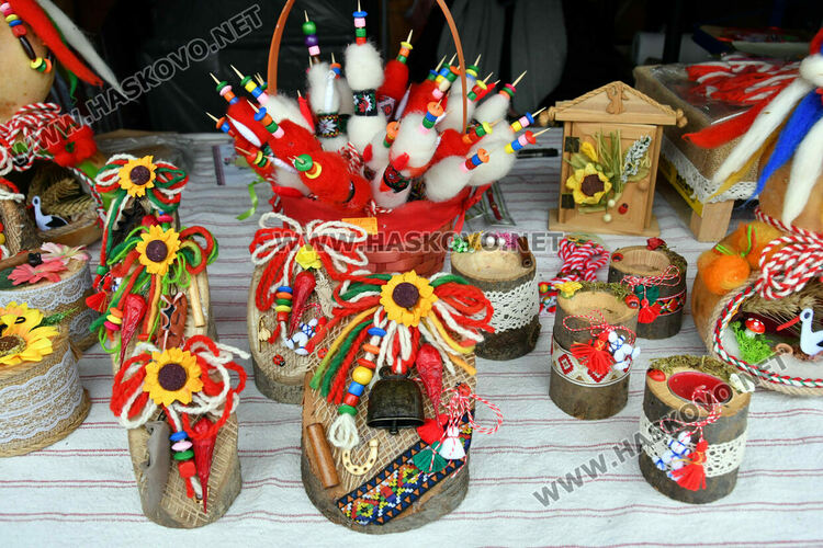 Носталгията по българската валута се пренесе в мартеничките