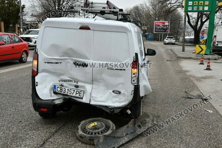 Бус влетя в бензиностанция в Хасково, помете пътни знаци и кола